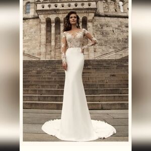 Elegant Ivory Lace Evening Gown